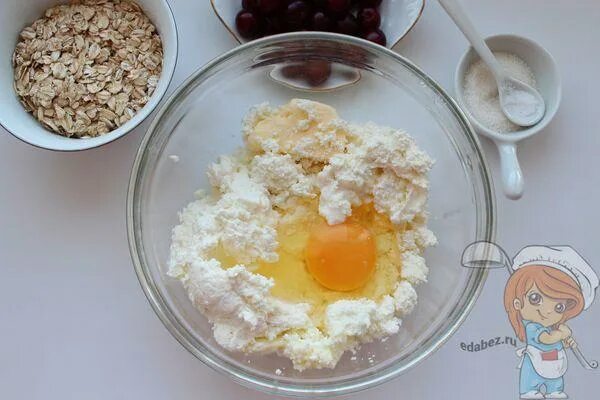 Сочетание яйцо с творогом. Творог сахар соль яйцо в духовке. Месяц на твороге и яйцах. Очень жидкий творог с яйцами запечь. Творог яйца без муки