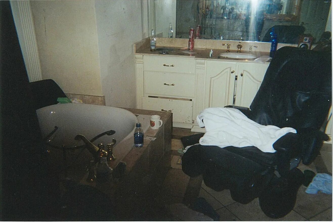 Мужчина лежит в ванне. Почему умирают в ванной. Уитни хьюстон смерть в ванной. Почему умирают в ванной. Девочка купается в ванне.