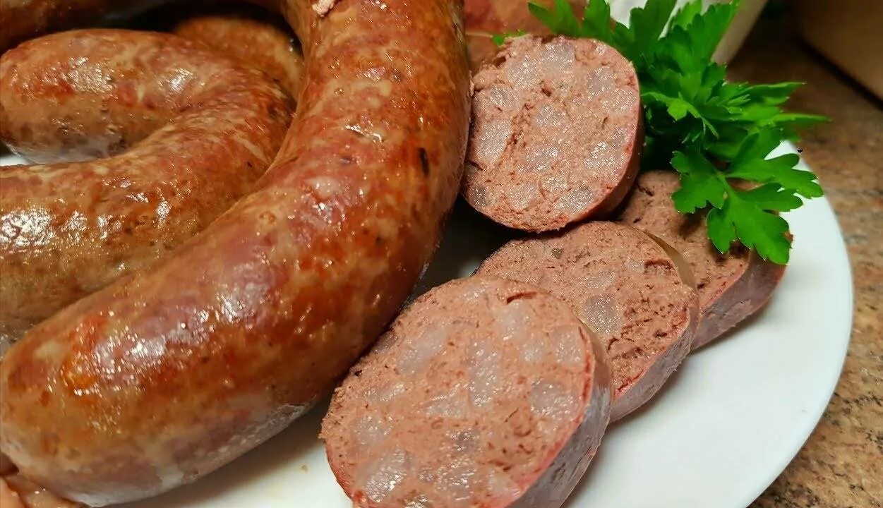 Колбаса из печени. Печеночная колбаса. домашняя печеночная колбаса. домашняя колбаса из печени.