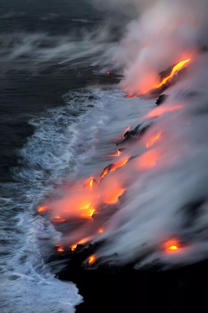 Лава и вода. Стихийные бедствия. огненное море. огонь и вода. огонь и море.