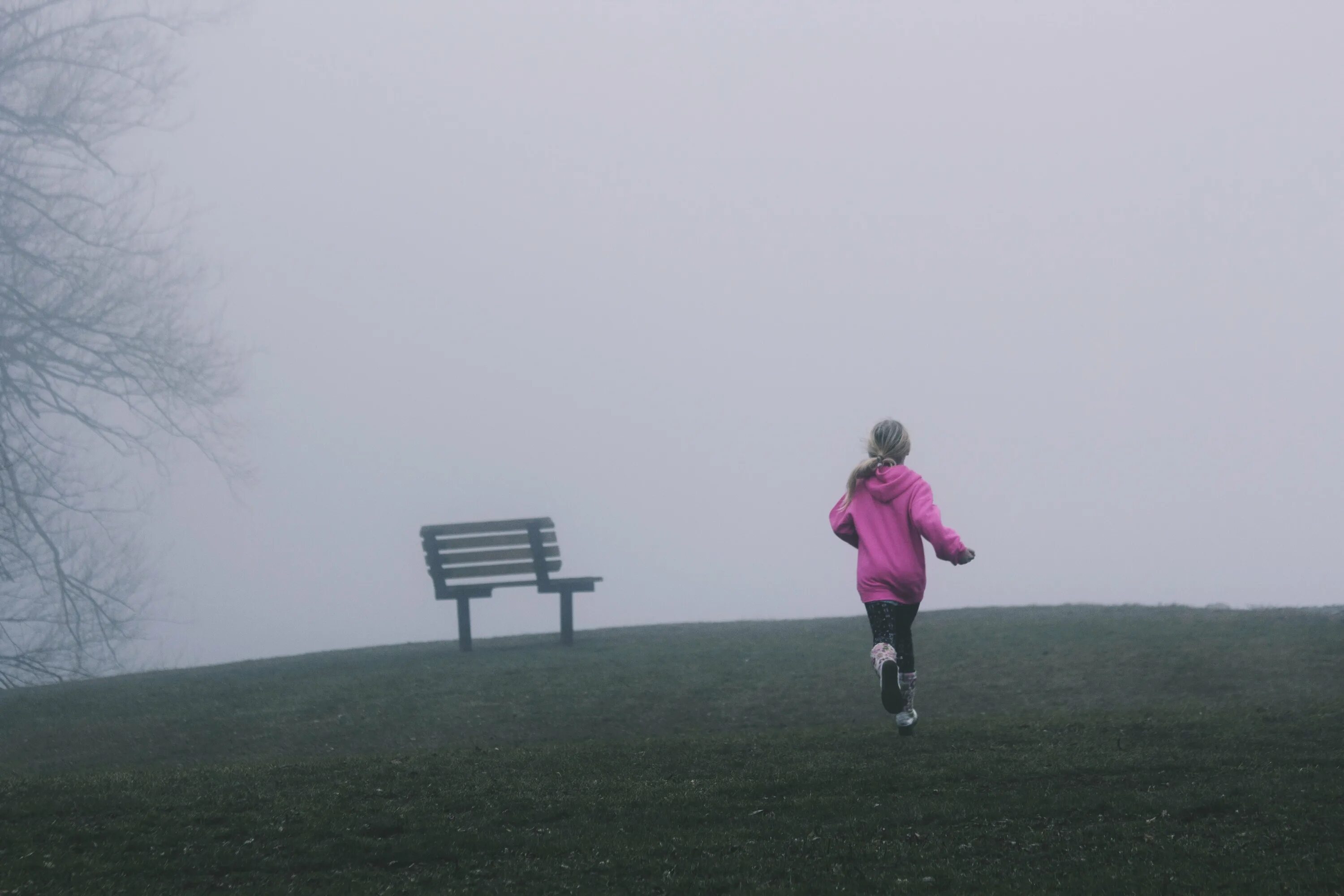Девочка убегает. Туман для детей. Бег в тумане. Девушка бежит в тумане.