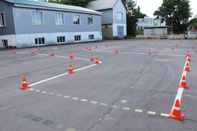 Автодром гаи челябинск кафс. Учебная площадка автошколы. Озеленение автодрома. Каменка автодром. Площадка автошколы.