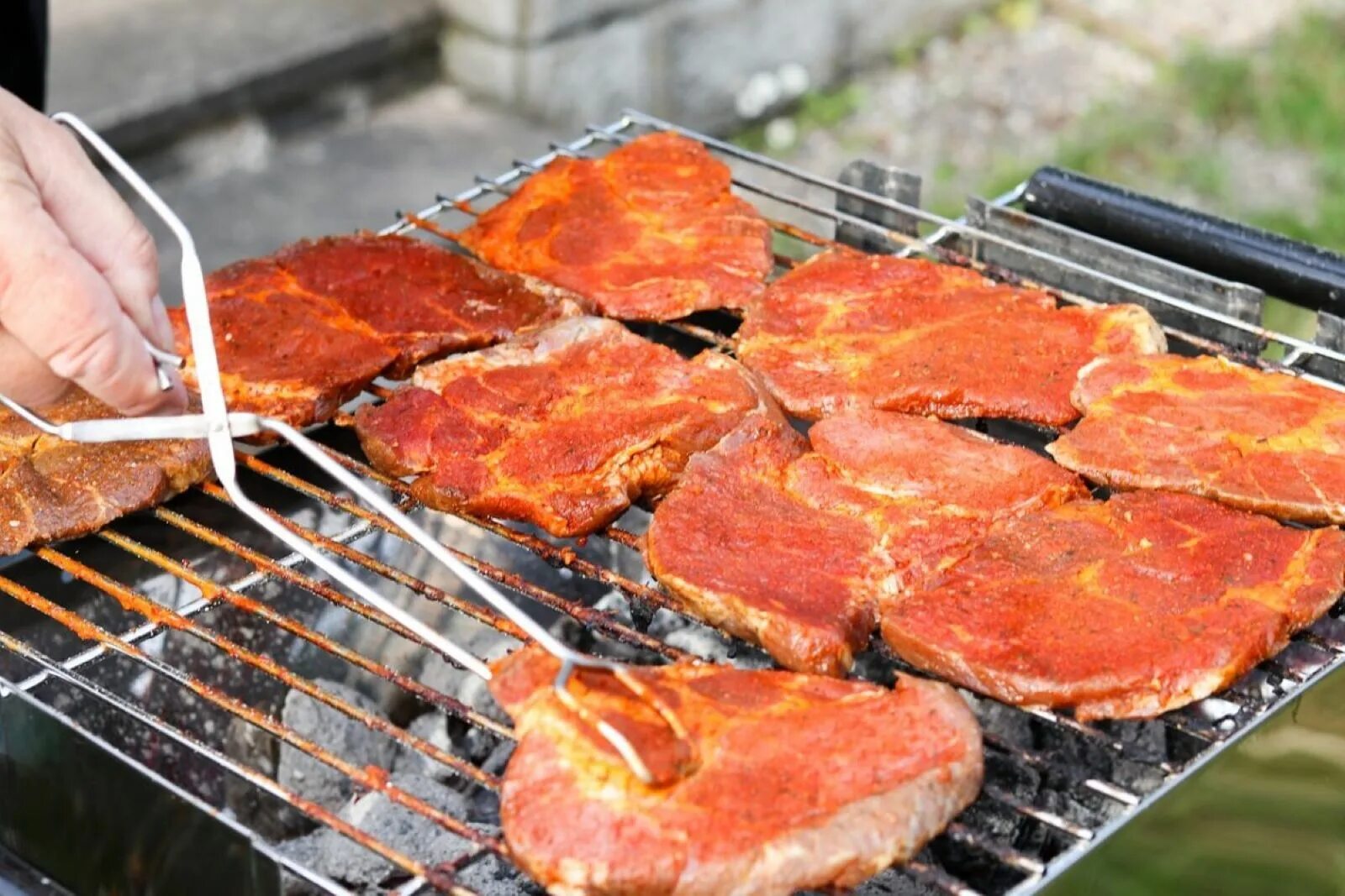 Мясо на мангале рецепты. Рыба барбекю. Барбекю мясо. Решетка для стейков. Стейк на мангале.