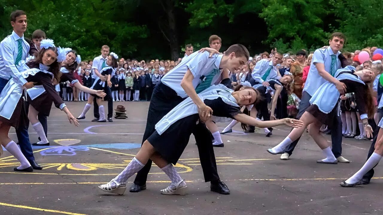 Выпускной вальс танец видео. Школьный выпускной бал. Танец выпускников. Выпускной танец. Вальс в школе.