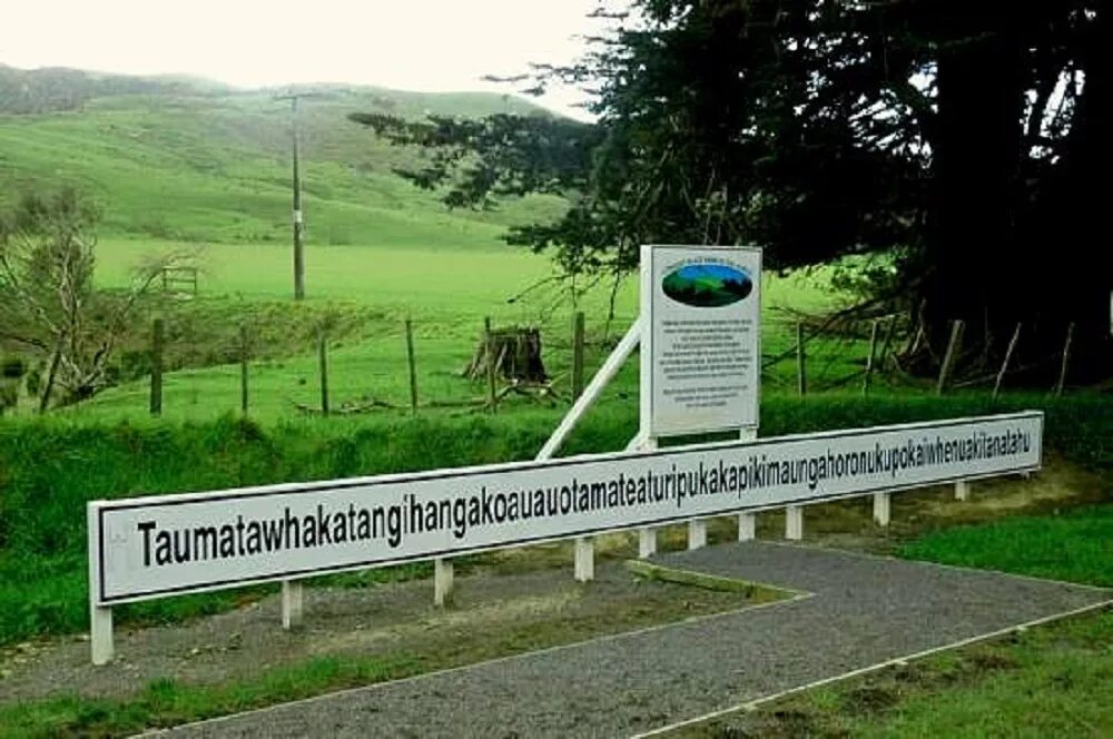 Холм Таумата в новой Зеландии. Самое длинное название холма в новой Зеландии. Taumatawhakatangihangakoauauotamateaturipukakapikimaungahoronukupokaiwhenuakitanatahu (новая Зеландия). Самое длинное название деревни Taumatawhakatangihangakoauauotamateapokaiwhenuakitanatahu.