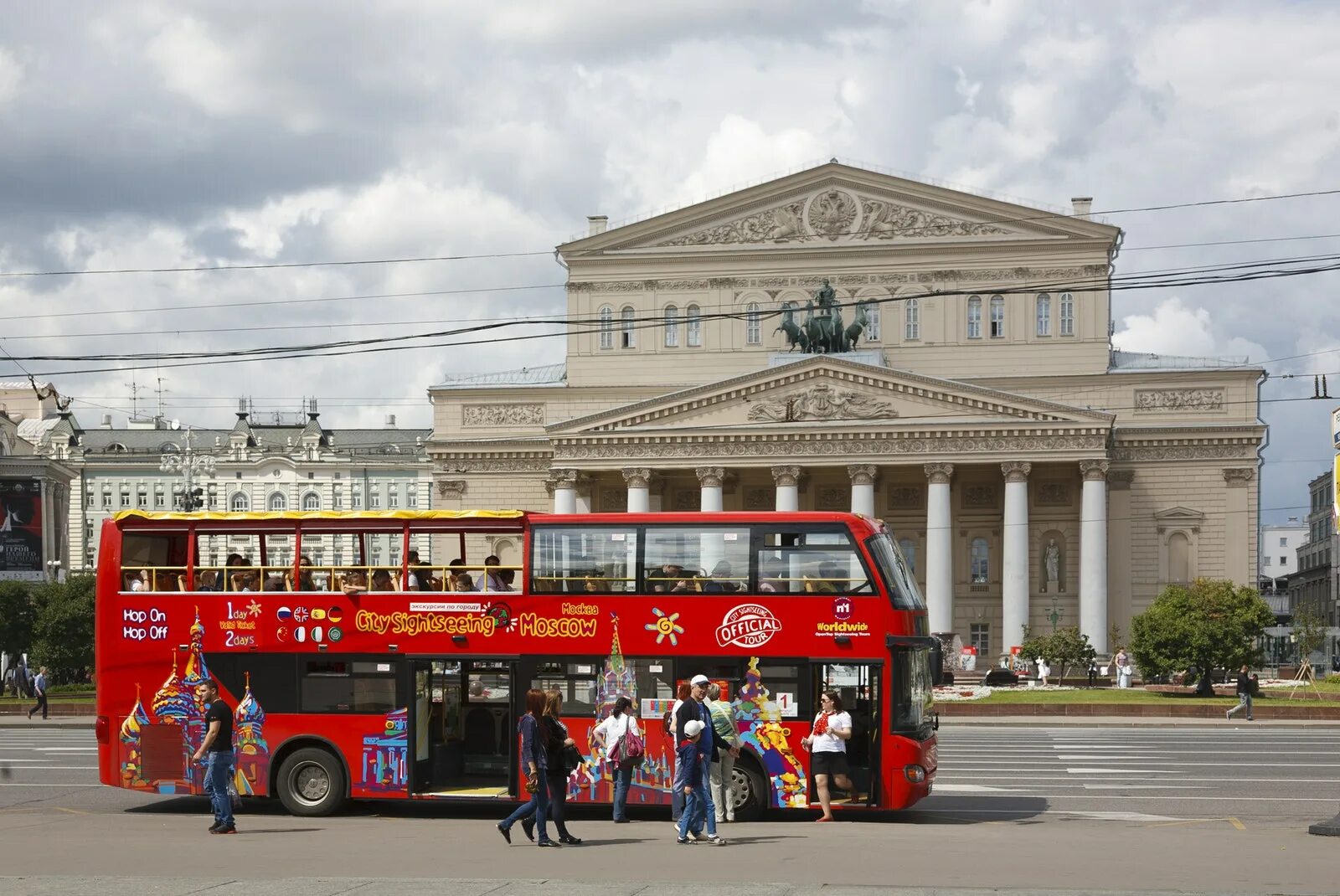 Автобусная экскурсия красная площадь. Автобус City Sightseeing Москва. Экскурсия на двухэтажном автобусе по Москве. Автобус Hop on Hop off Москва. Экскурсионный автобус Москва двухэтажный.