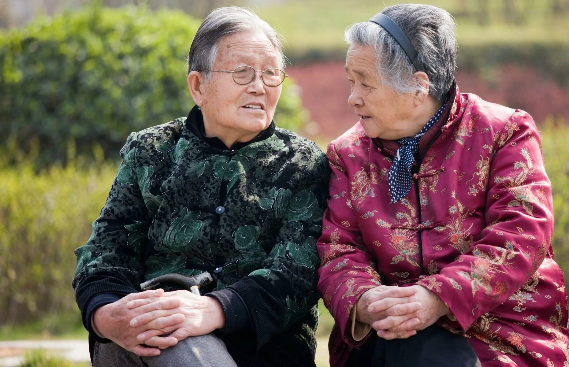 Среди старых людей больше. Пожилой китаец. Китай пожилые люди. Китайские пенсионеры. Старики в Китае.
