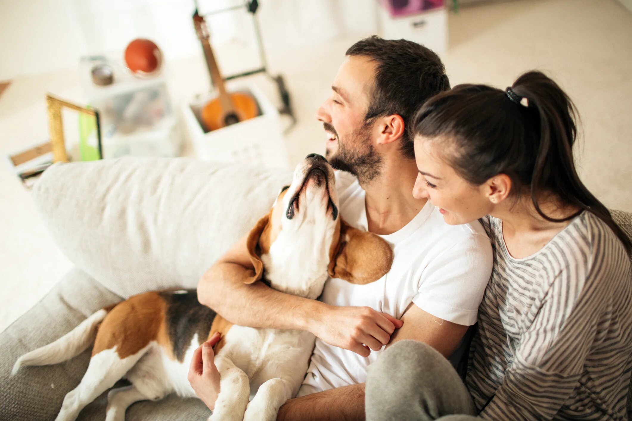 Together pet. Семья с собакой. Семейная фотосессия с собакой. Пара с собакой. Счастливая семья с собакой.