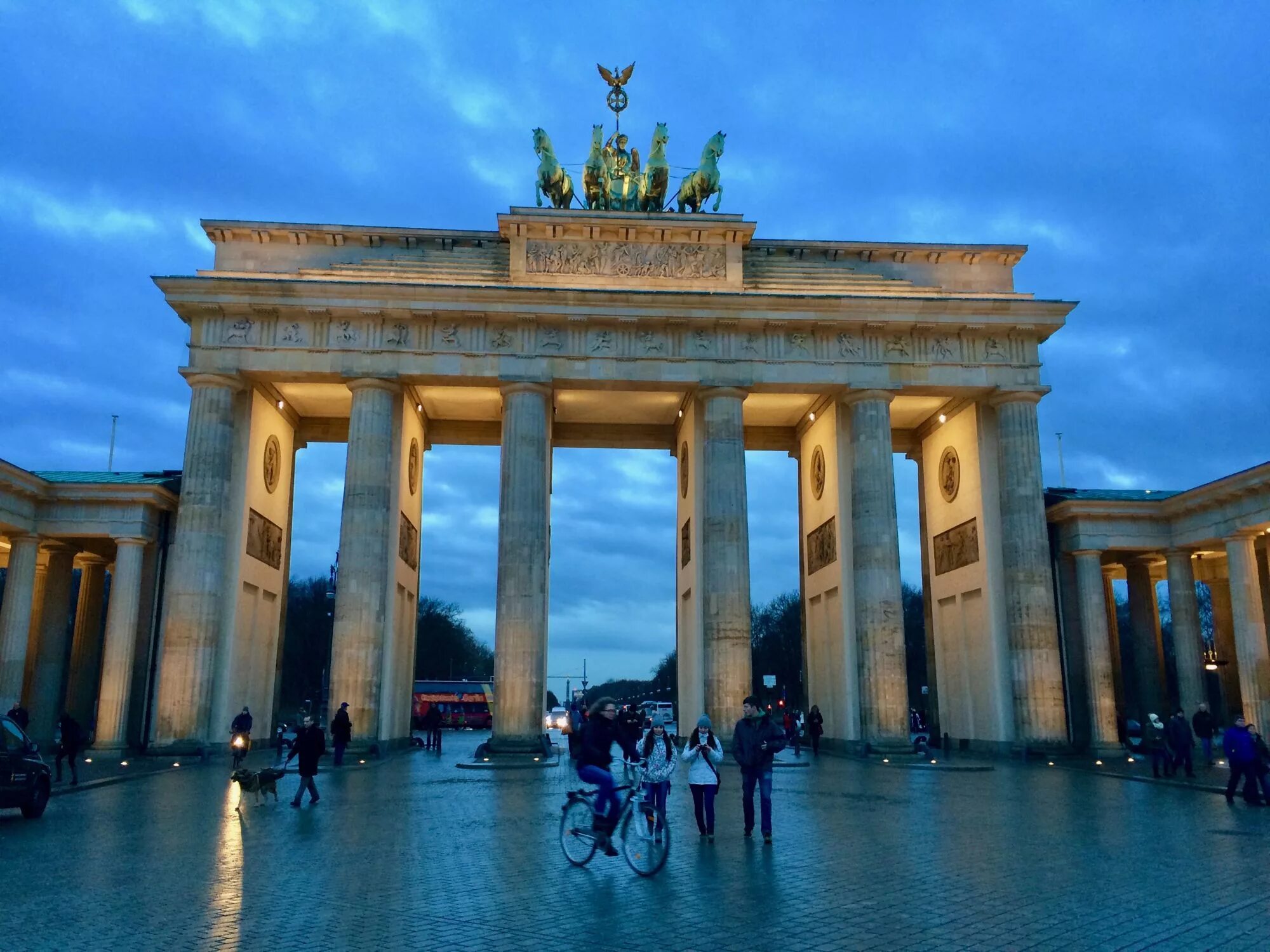 Бранденбургские ворота в Берлине. Достопримечательности Берлина Бранденбургские ворота. Берлин ворота Бранденбургские туристы.