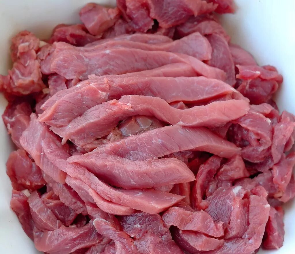 Как правильно нарезать мясо. Нарезка мяса поперек волокон. Нарезать говядину поперек волокон. Как правильно нарезать мясо. Мясо порезанное поперек волокон.