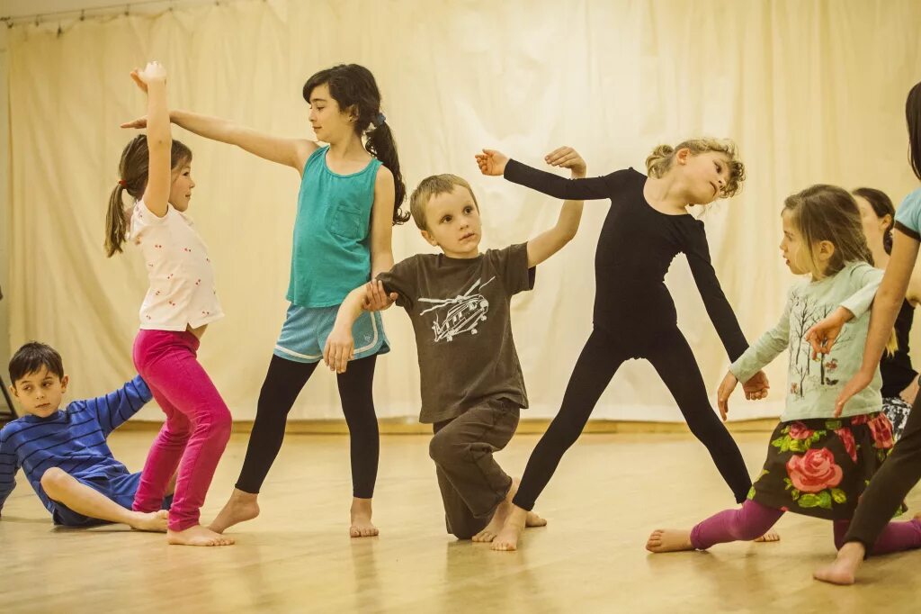 Занятия танцами с детьми. Танцы для дошкольников. Танцевальные движения для детей. Современные танцы для детей 6-7 лет. Видео танцы для детей 6 7 лет