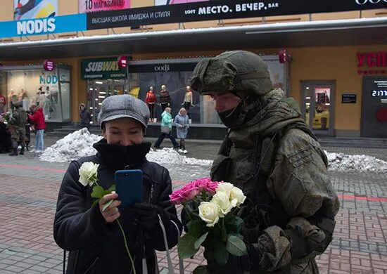 Вежливый екатеринбург. Спецназовец с цветами. Спецназ дарит цветы. Военный дарит цветы. Спецназовец дарит цветы.