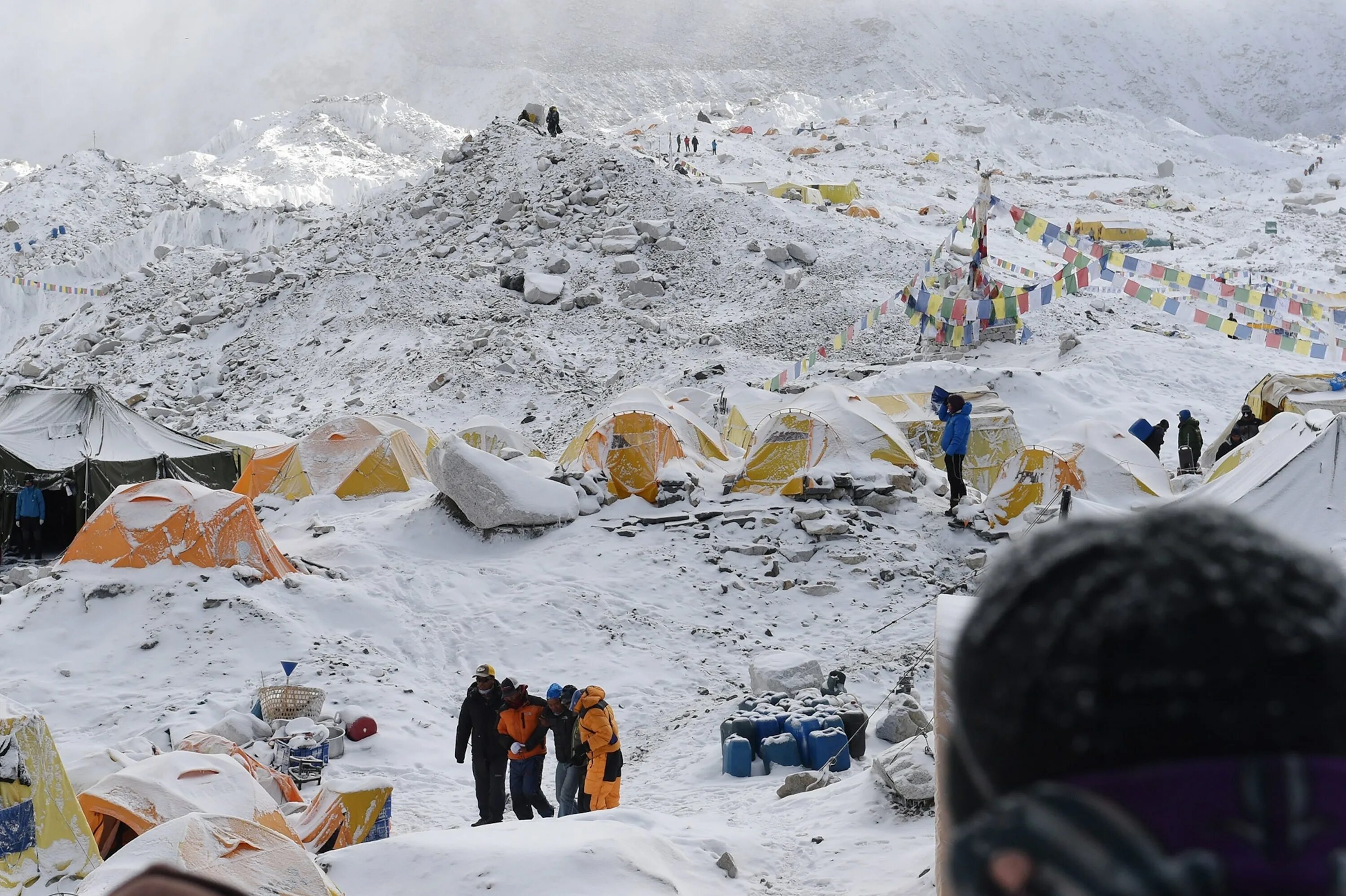 Землетрясение в горах. Эверест кладбище альпинистов. Кладбище альпинистов Эверест 2021.