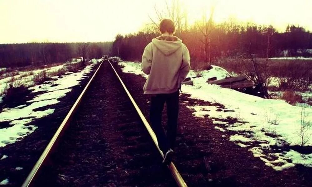 Сбежать из дома в 19 лет. Подросток уходит из дома. подросток убегает из дома. побег из дома. подросток сбежал из дома.