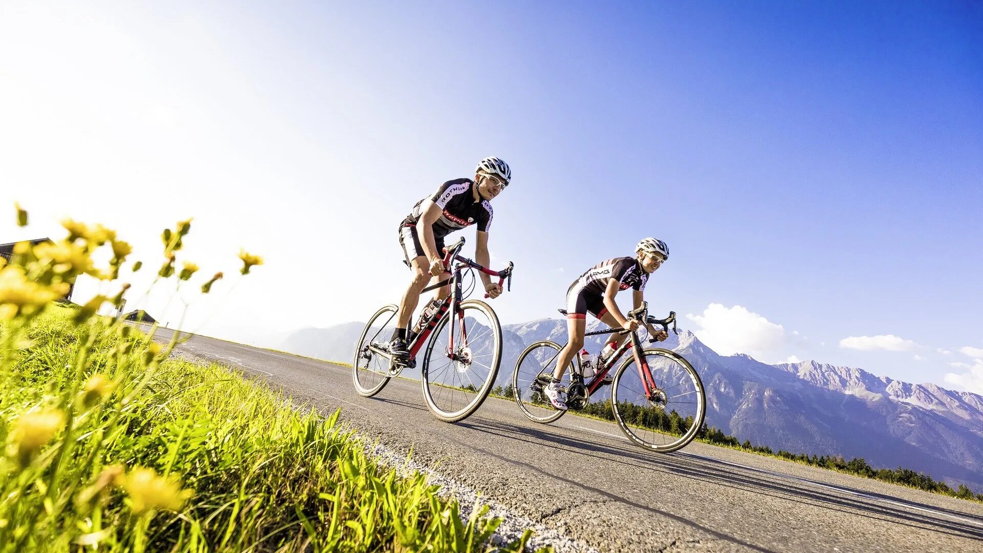 Велосипедный спорт. Велоспорт в горах. Велосипед на дороге. Go Cycling.