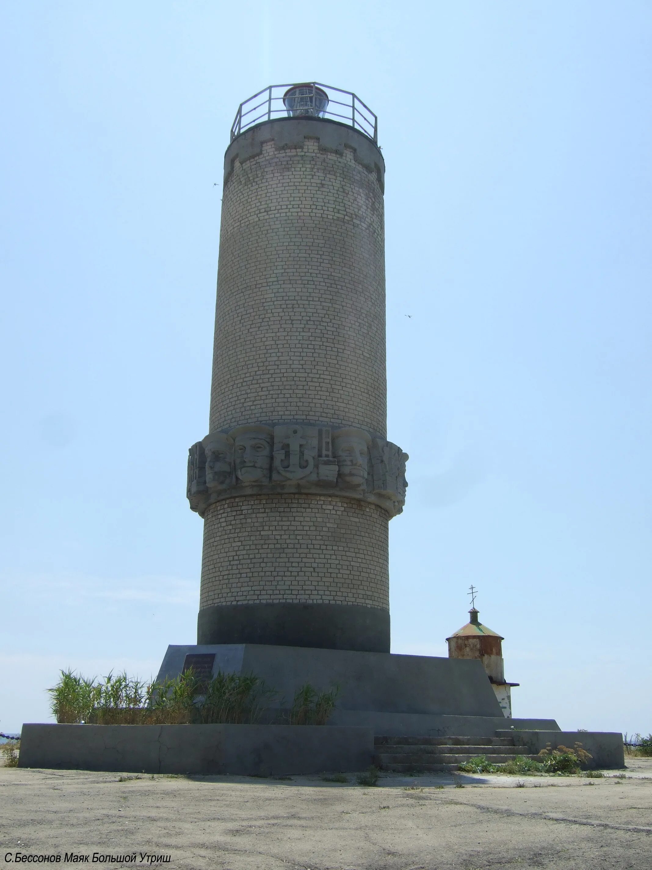 Большой утриш маяк. Большой утриш маяк. Памятник маяк утриш. Маяк на утрише анапа. Большая маячка.