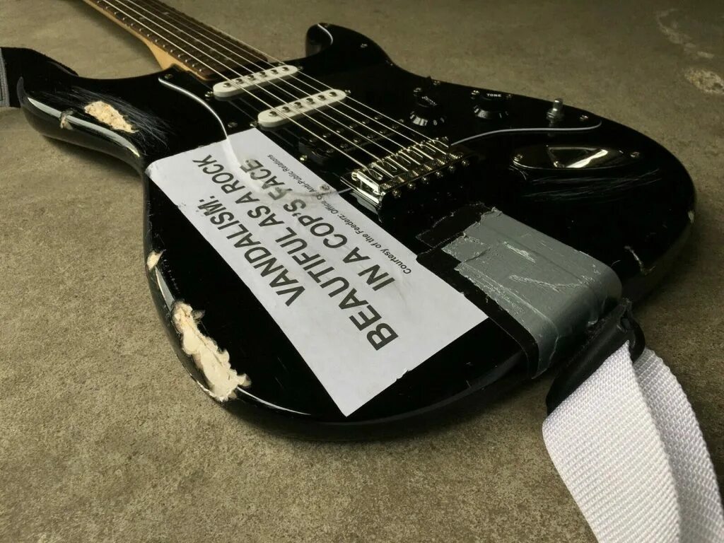 На какой гитаре играл курт кобейн. Kurt cobain vandalism stratocaster. fender stratocaster vandalism курт кобейн. fender stratocaster курта кобейна. гитара курта кобейна vandalism.