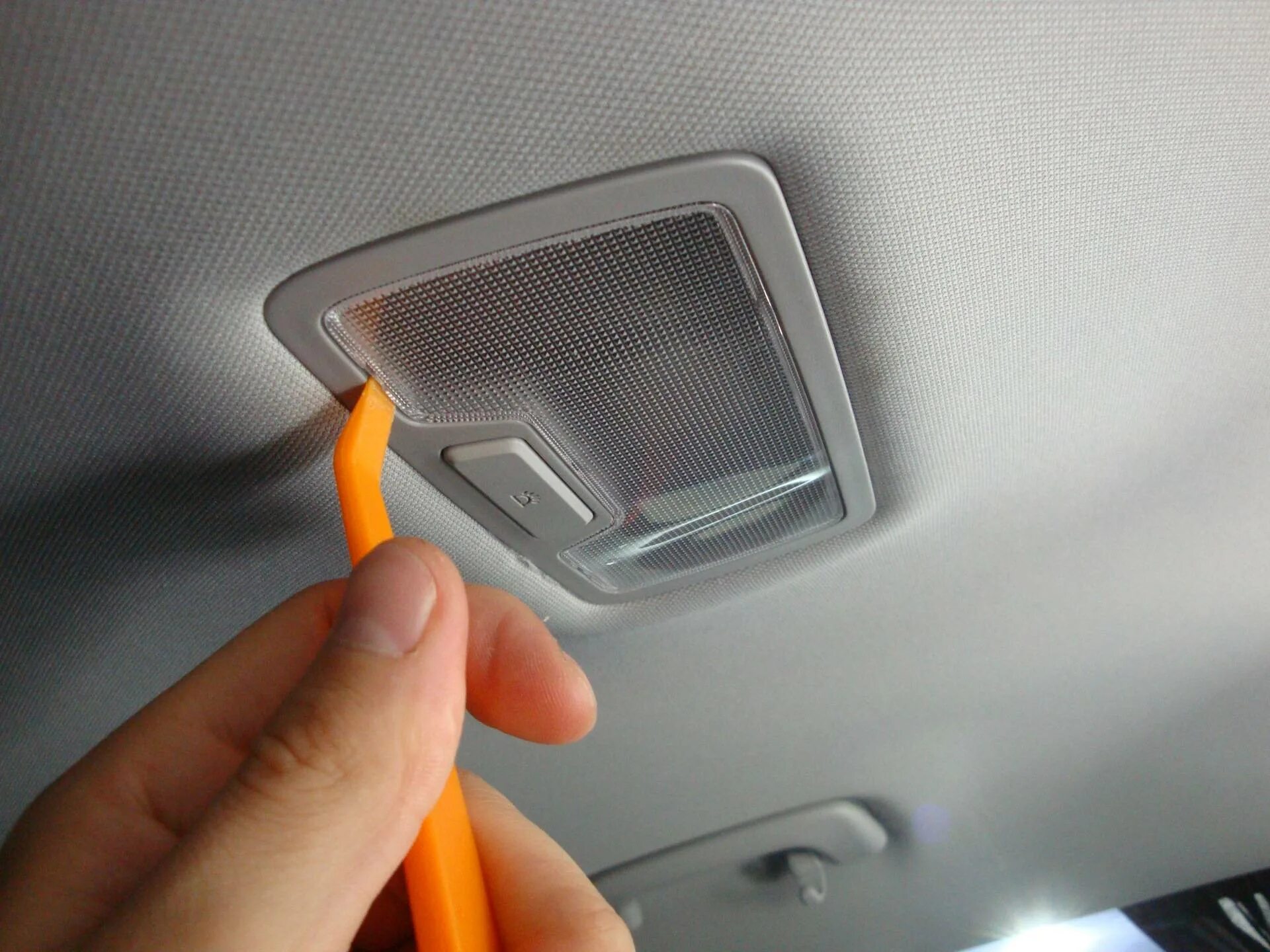 Лампа центрального плафона салона kia rio 3. Лампа подсветки салона киа соренто 4. Плафон освещения салона хендай туксон. Как поменять лампочку в плафоне. Лампа плафона салона лачетти.