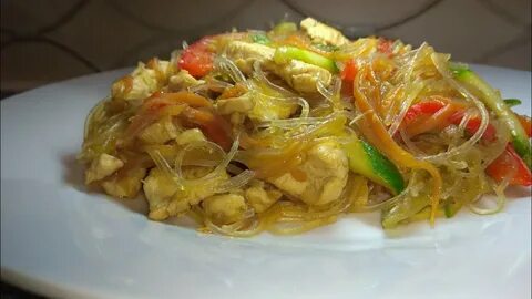 Горячее блюдо с фунчозой и курицей