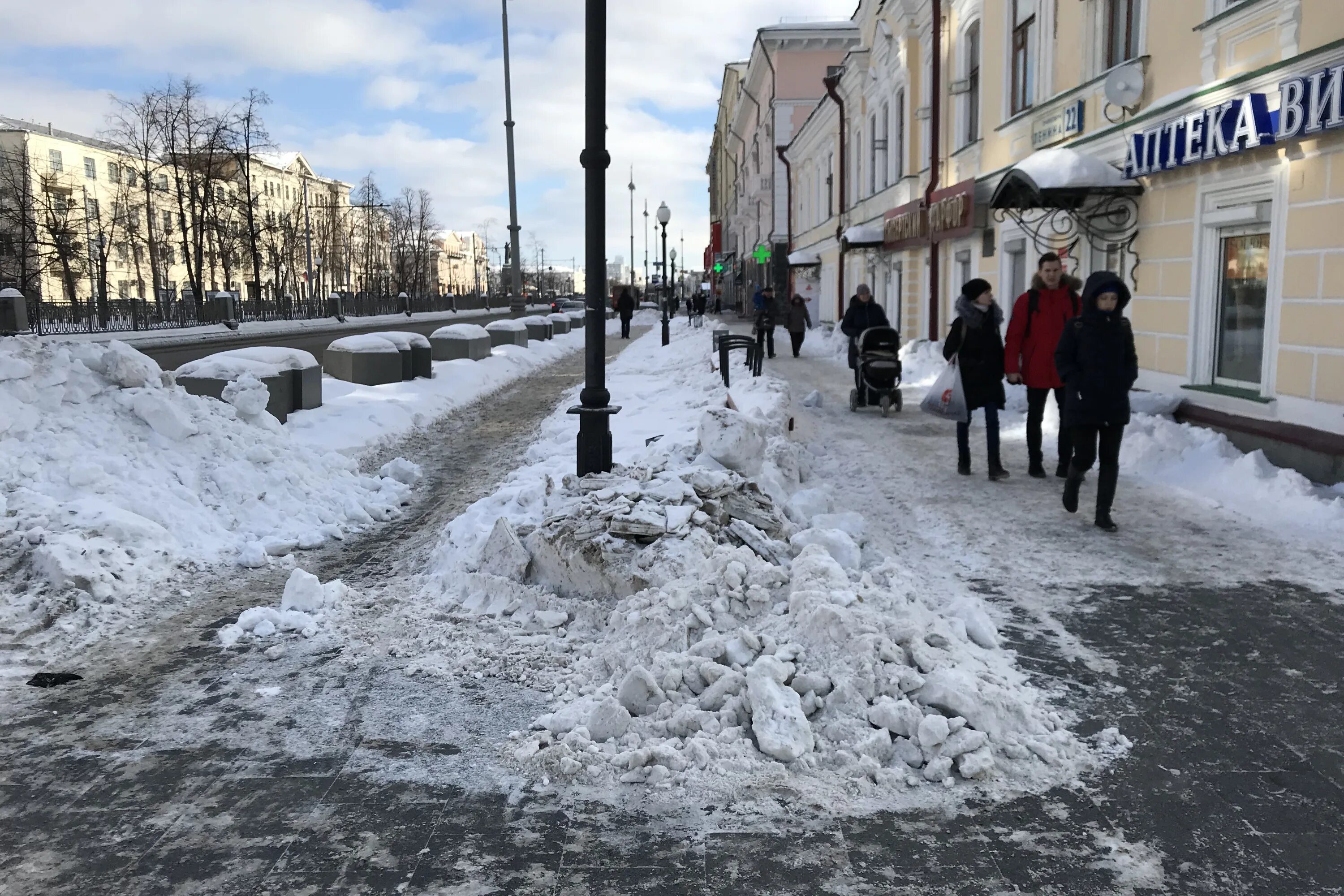 Екатеринбург грязь. Слякоть Екатеринбург. Екатеринбург сугробы. Улицы Екатеринбурга зимой. Почему на улице снег