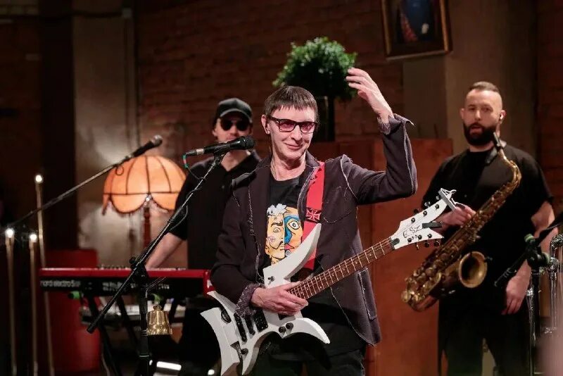 квартирник у маргулиса. новогодний квартирник у маргулиса 2023 памяти высоцкого. александр шпагин бард. квартирник нтв у маргулиса 2022. кипелов квартирник у маргулиса 2020.