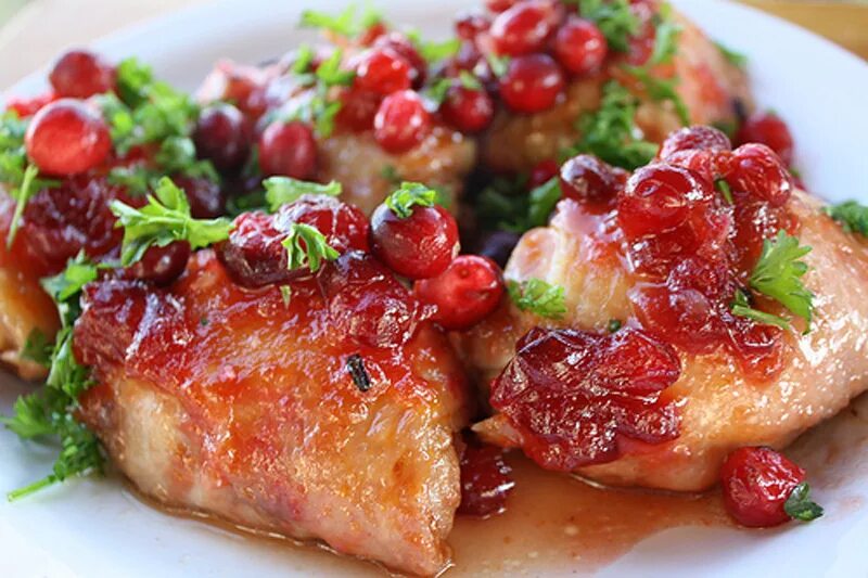 Вкусные блюда фото простые. Филе индейки с брусничным соусом. Курица в клюквенном соусе. Курица под клюквенным соусом. Клюквенный соус к мясу.