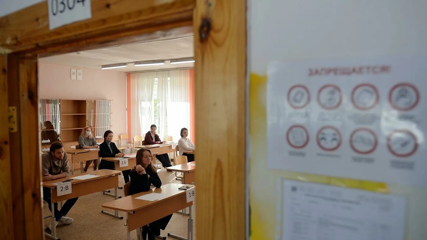 Егэ несколько раз. Егэ. школа начало 21 егэ. егэ по литературе в прошлом году сдавали 17 выпускников школы. фото класса на егэ с угла на высоте.
