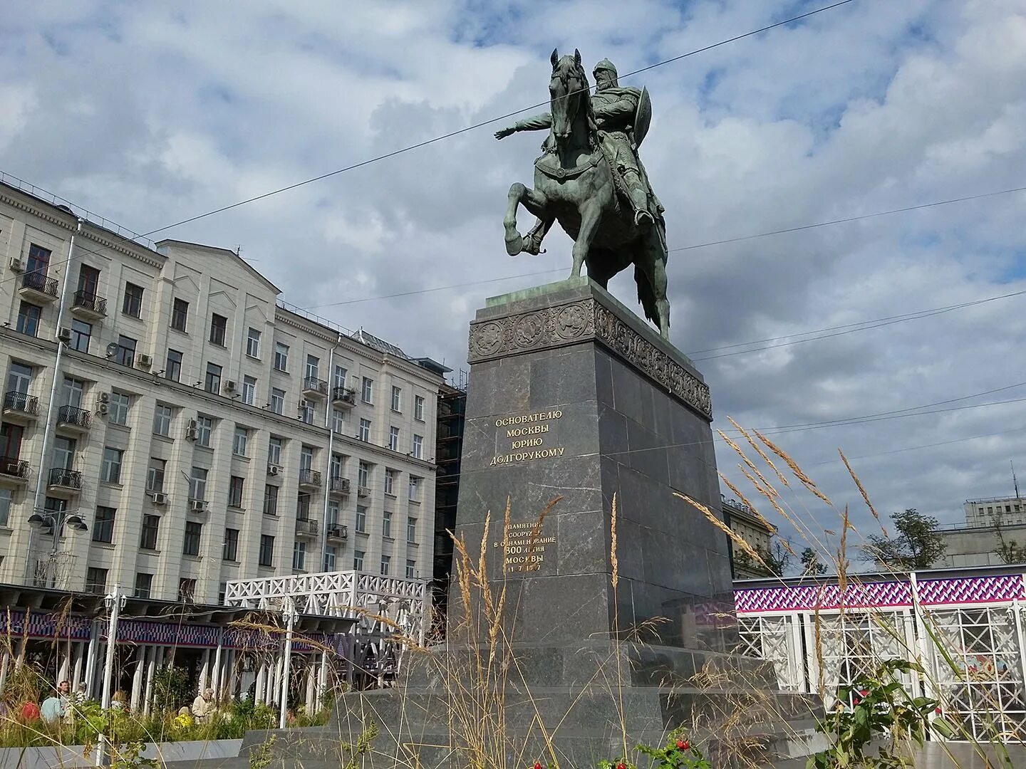 Как выглядит памятник юрию долгорукому. Памятник юрию долгорукому в москве. памятник юрию долгорукому на тверской. памятник юрию долгорукому в москве фото. москва памятник юрию долгорукому скобелев.