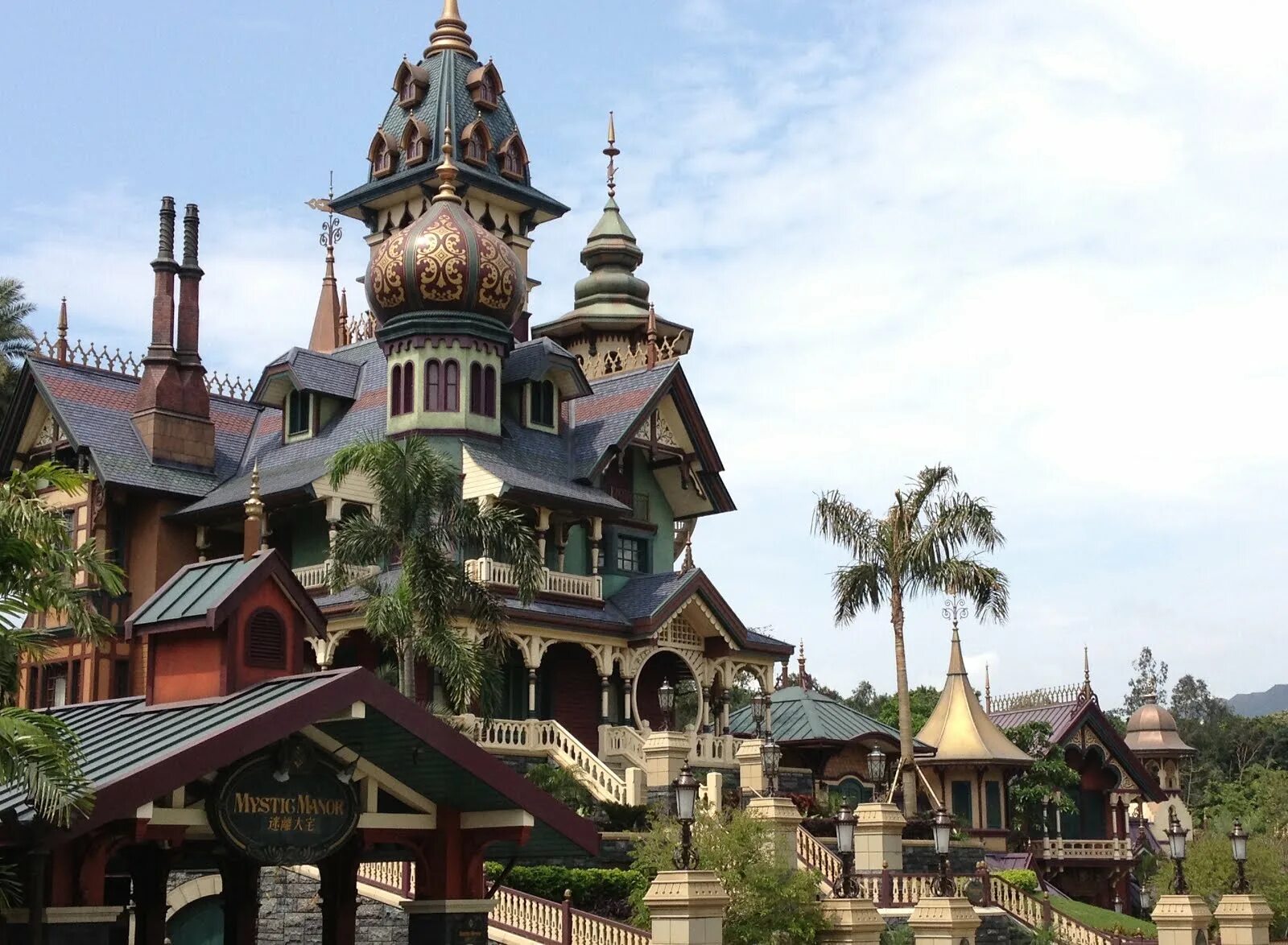 Дом диснейленд. Mystic manor. Manor of mystic courtesans. Hong kong disneyland park. Лантау диснейленд.