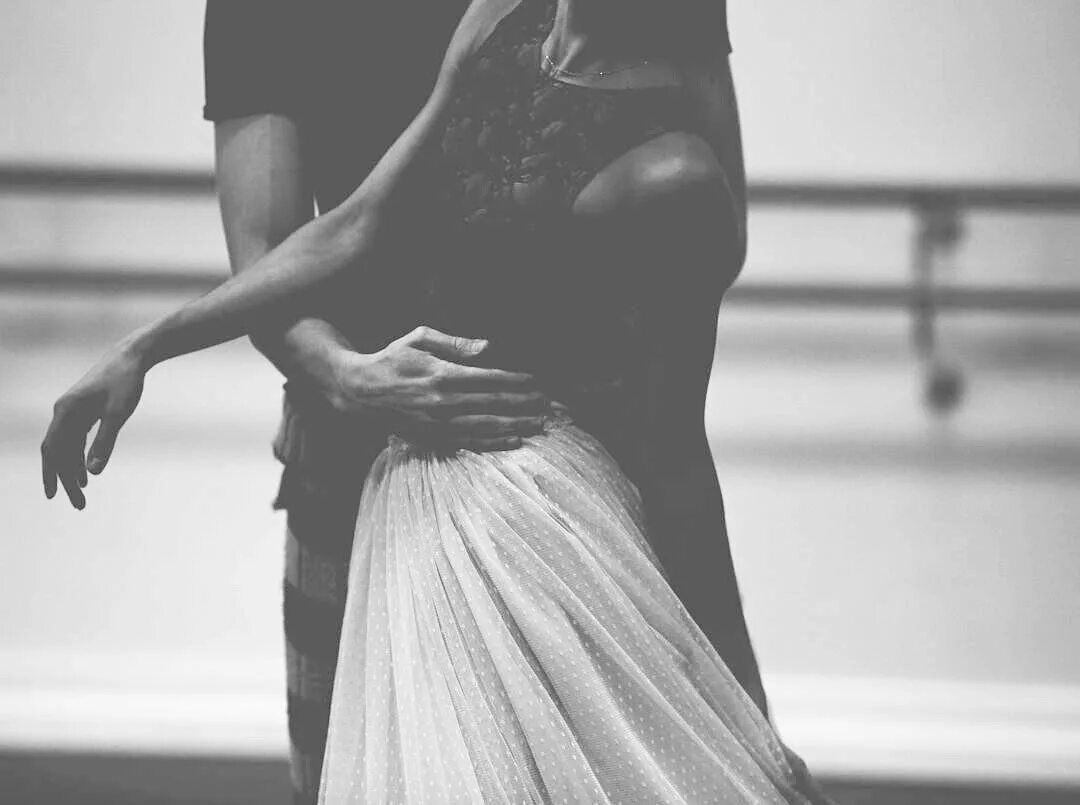 Танцующая пара в темноте. Медленный танец. Парень и девушка танцуют. Пара танцует. Обнимает девушку за талию