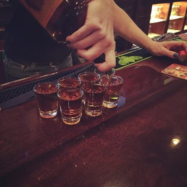 В баре фото реальные Oxford Study: Going To The Local Pub Makes You Healthier & Happier Bachelor part