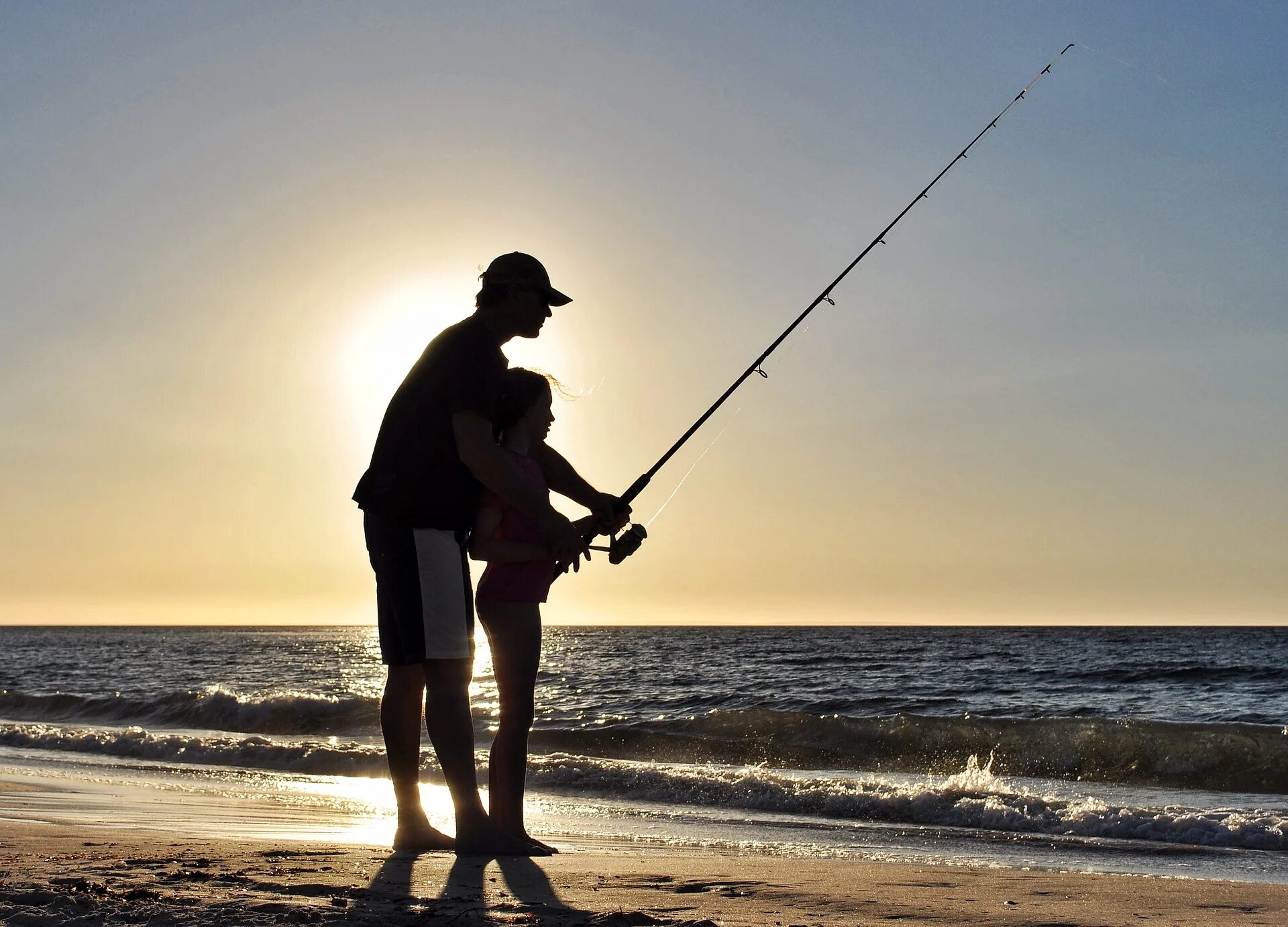 Папа ловил рыбу. Любовь на рыбалке. Отец и дочь рыбачат. Рыбак картинка. Любовная рыбалка.