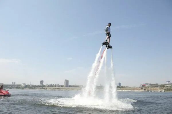 Летающая доска над водой. Летающая доска над водой. Флайборд трюки. Летающая доска над водой. Ховерборд.
