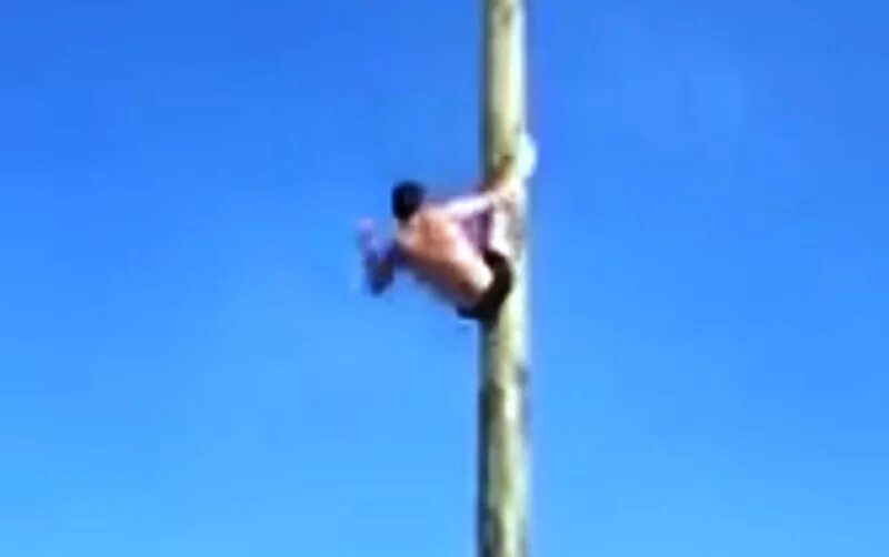 Упавший со столба. Падение со столба на масленицу. Упавший со столба. Мужик падает со столба на масленице. Парень на масленице упал со столба.