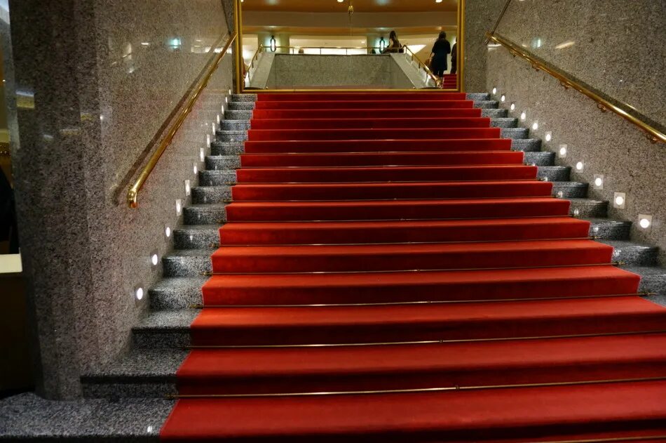 Red step. Красная лестница. Лестница с красной дорожкой. Лестница с красной ковровой дорожкой. Краснаядородка на лестнице.