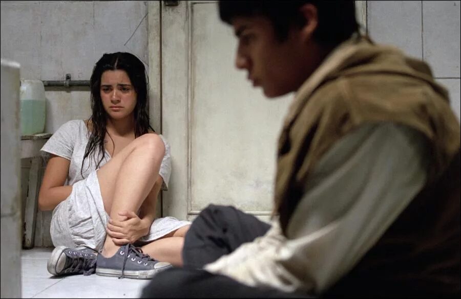 Доктор поняла что девушка в рабстве. Рабыня издевательство. Иден фильм 2012. Торговля людьми женщина. Похищение фильм 2007 элиша катберт.