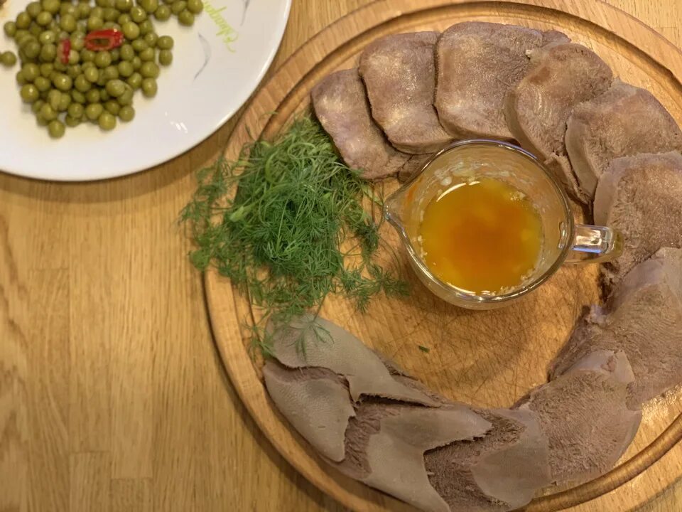 Фото вареного. Язык говяжий с хреном. Закуски с языком говяжьим. Закуска язык с хреном. Язык говяжий подача.