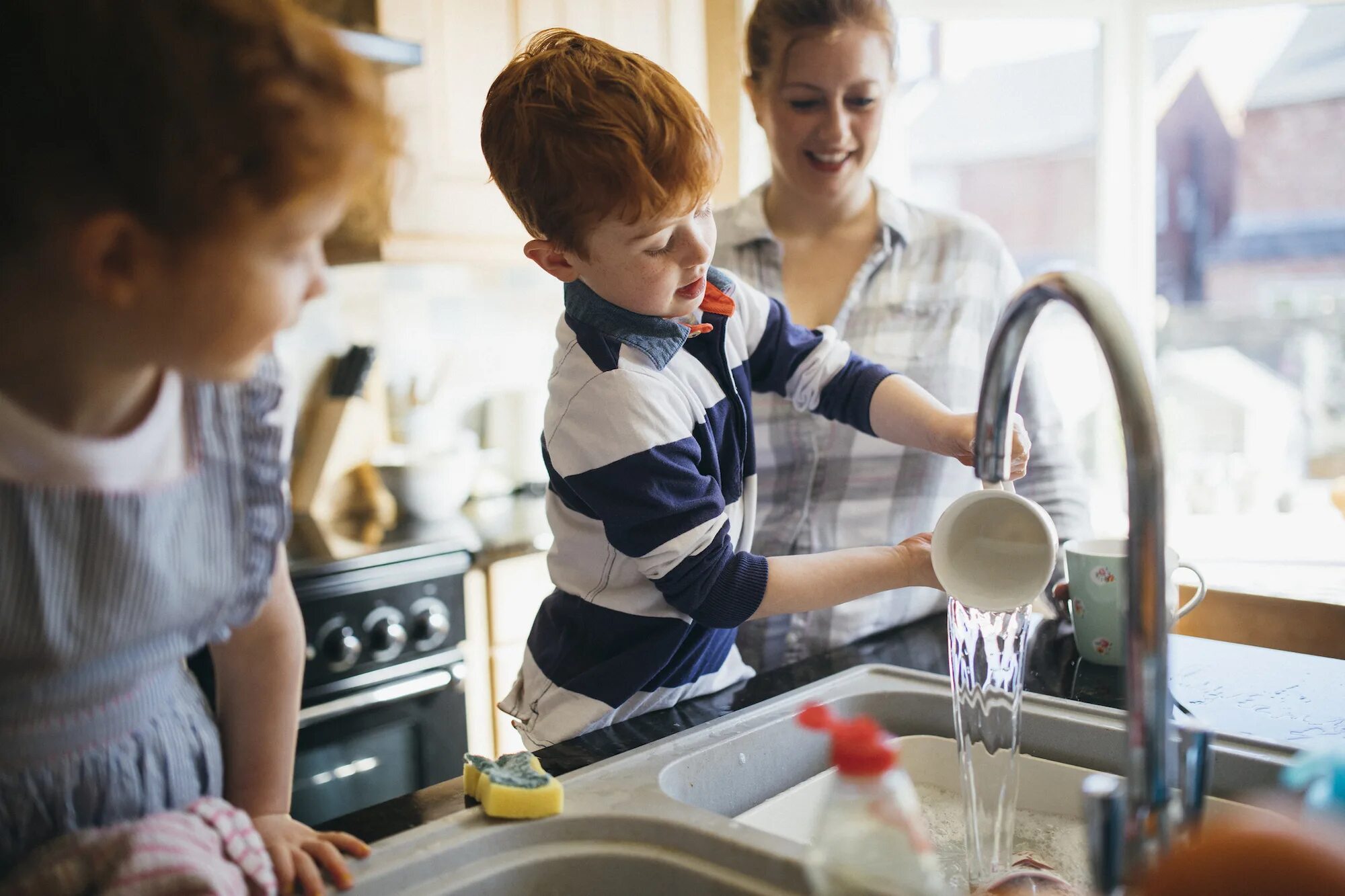 They do the washing up. Дети помогают. Ребенок помогает по дому. Дети помогают в быту. Фото ребенок занимается домашними делами.