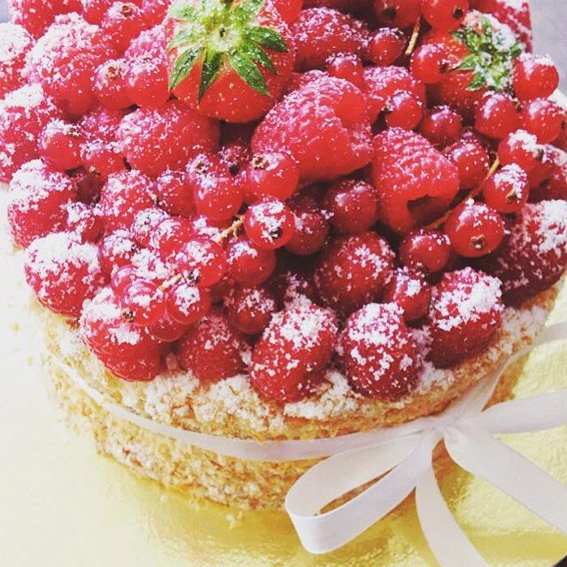 Веганский наполеон. Торт «наполеон» с малиной. Торт «наполеон» с малиной. Наполеон с малиной. Торт наполеон малиновый.