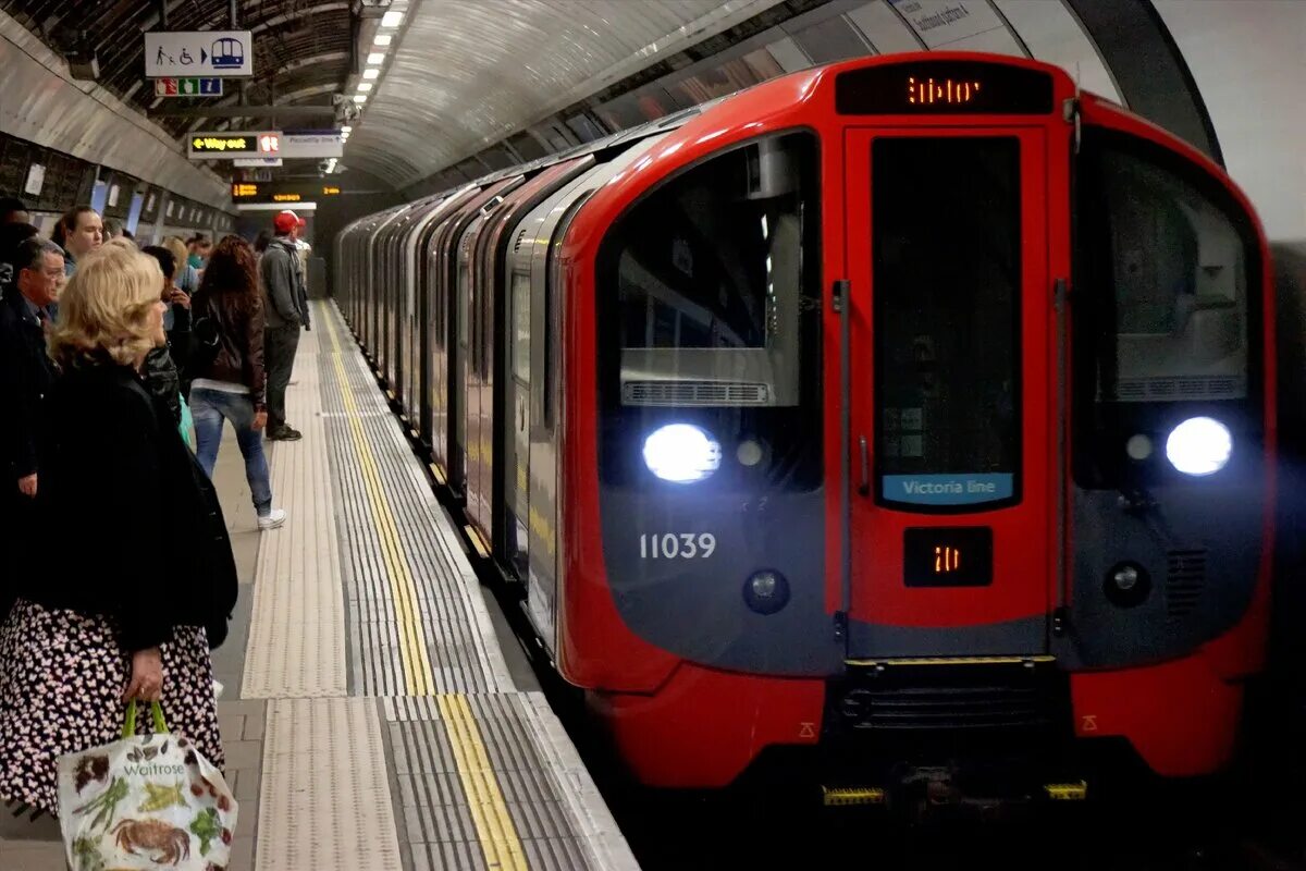 Метрополитены стран. Лондонский Метропоезд. Stock 2009 London Underground. Вагон метро в Англии. Вагон метро Лондон.