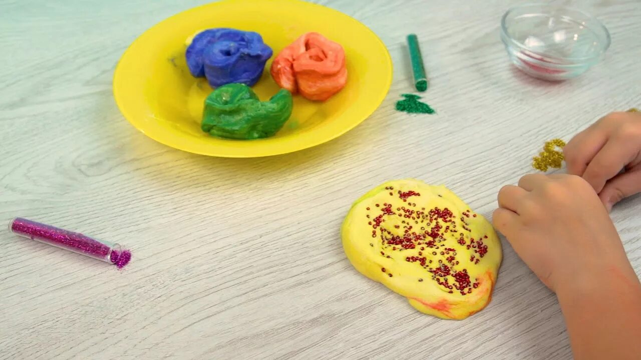 Тето с белыми волосами. Лепка из цветного теста. Лепка из теста для малышей. Цветное тесто для детей. Тесто на дрожжах.