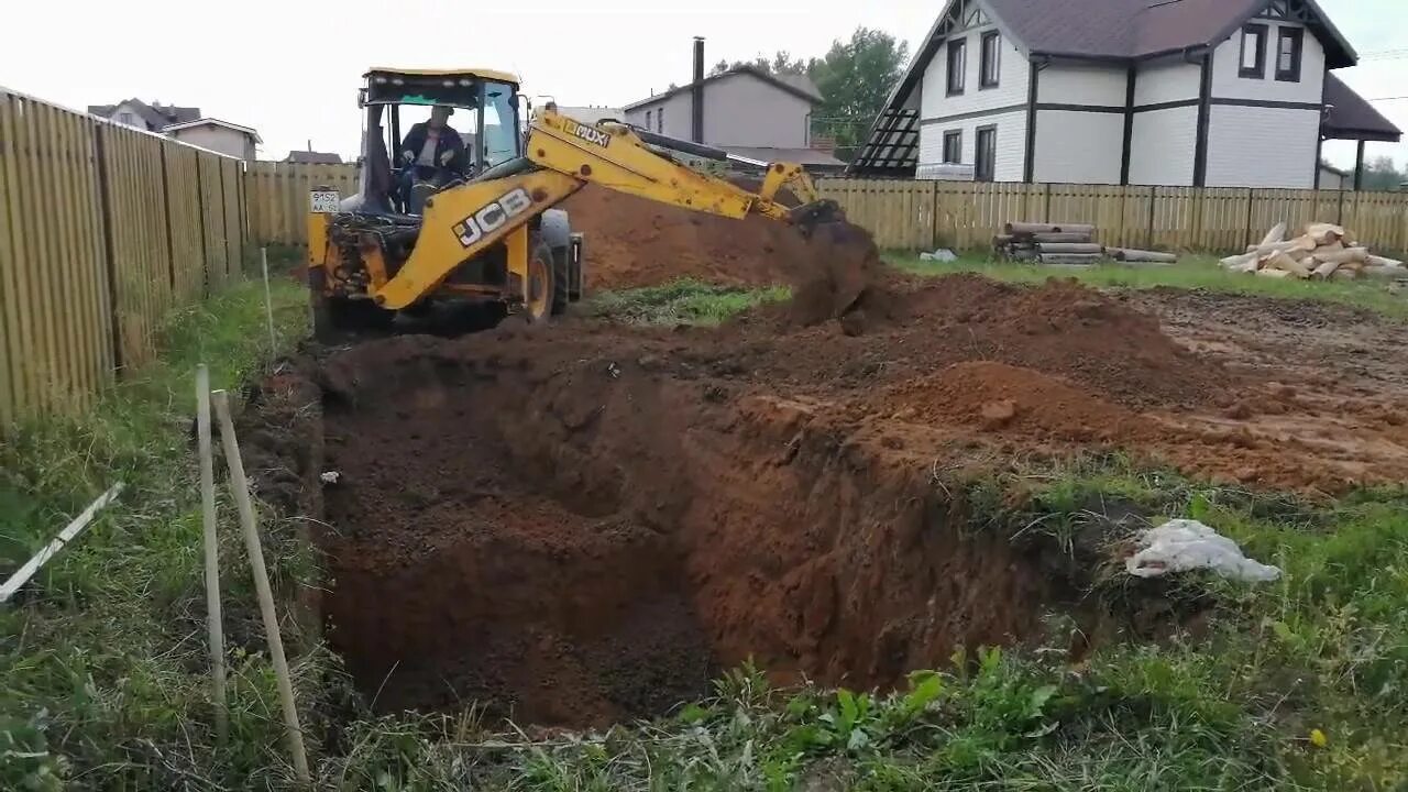 Рытье экскаватором. JCB 3cx траншея. Экскаватор JCB 3cx копает котлован. Котлован под фундамент JCB 3cx. Экскаватор JCB разработка котлована.