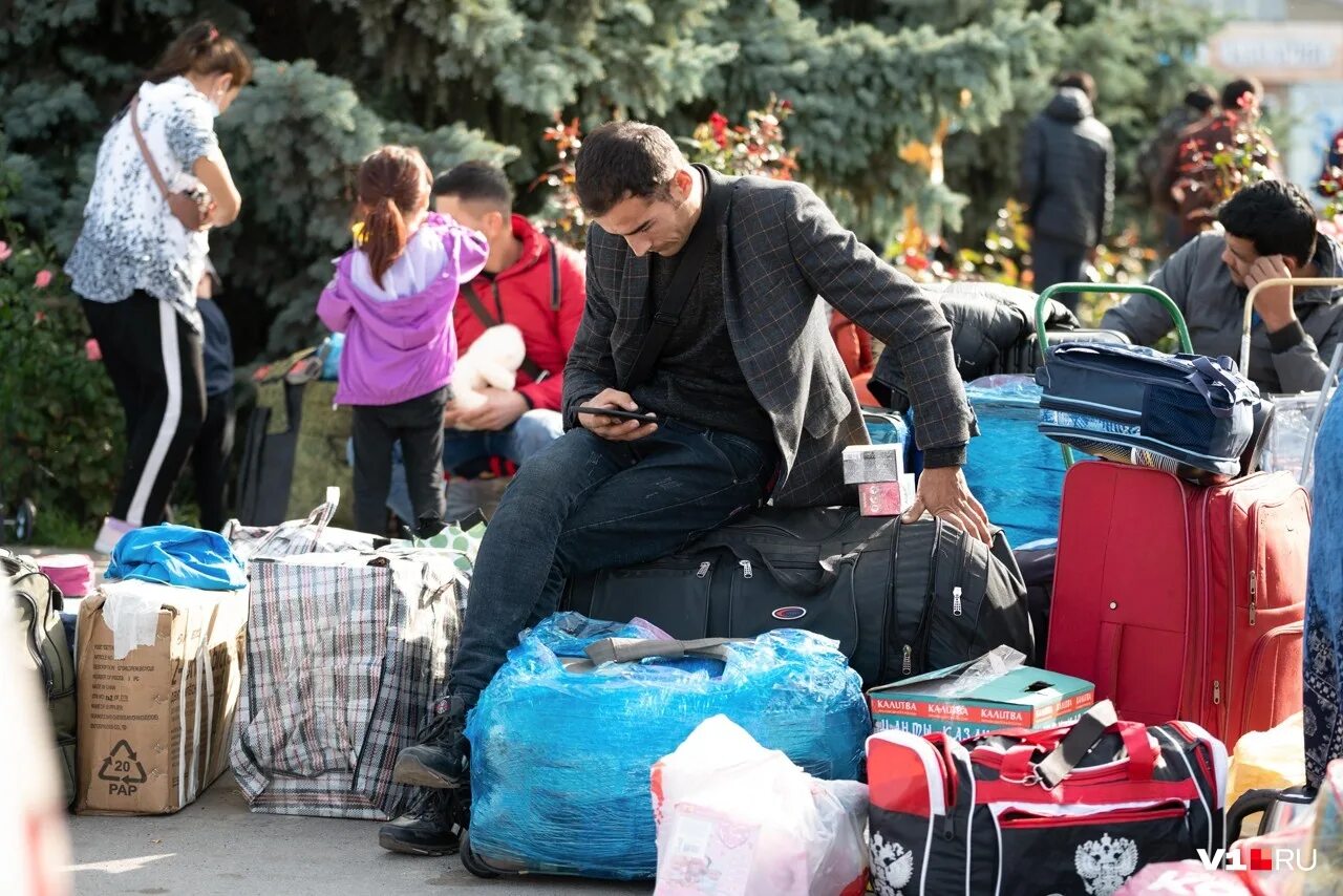 Мигранты массово уезжают из россии. Мигранты уезжают. Мигранты узбеки. Мигранты из Узбекистана в России. Мигранты с чемоданами.
