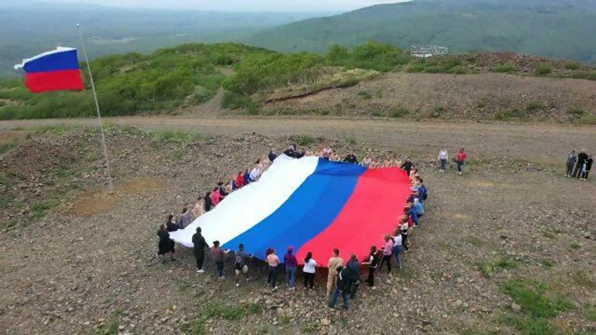 Флаг России на Курилах. Российский флаг над Курилами. С днем России Курилы. Курильские острова с флагом России.