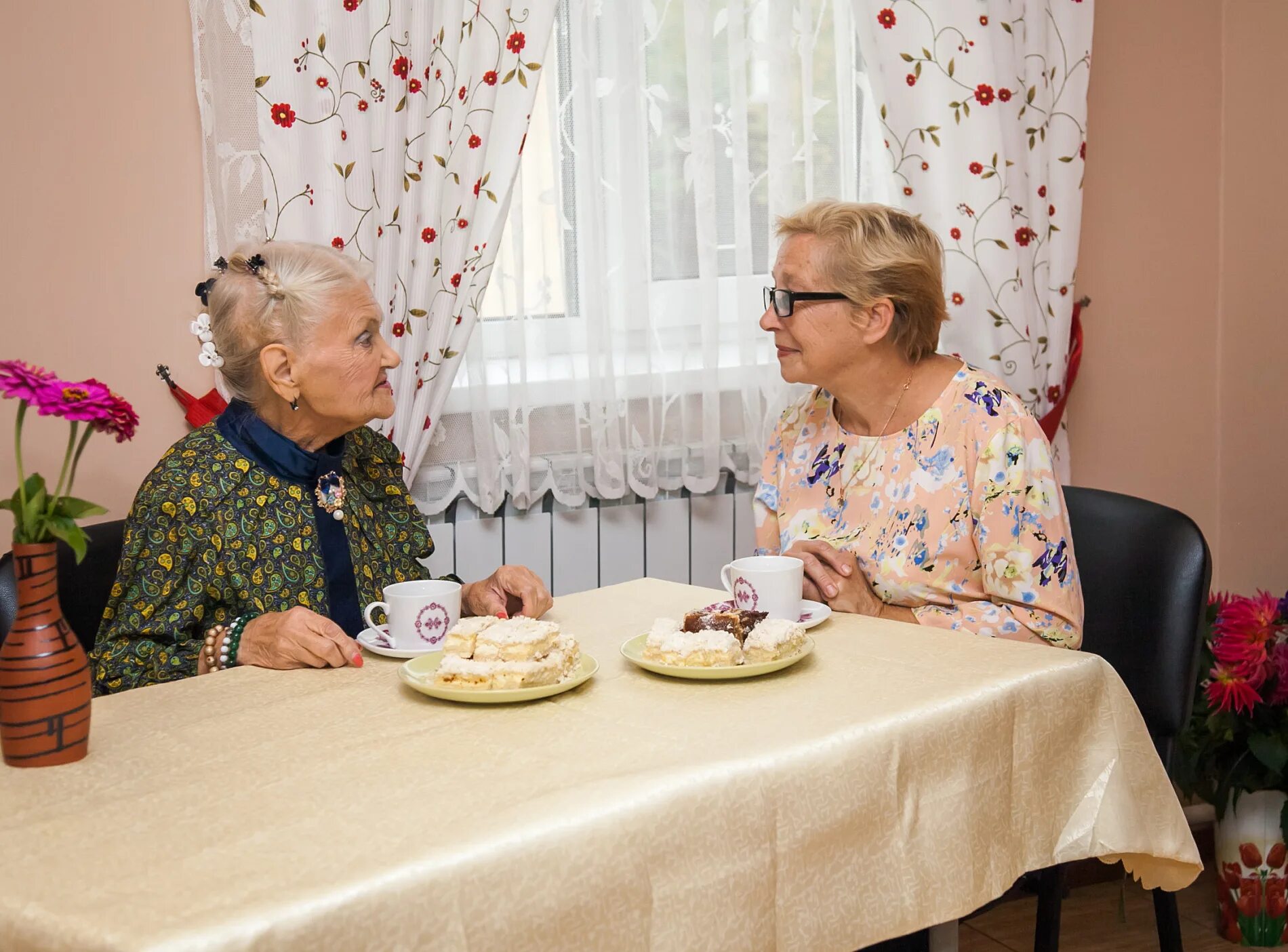 Варежкино пансионат для пожилых Калининградская область. Пансионат дом престарелых Москва. Пансионат Мытищи для пожилых. Пенсионеры в доме престарелых. Владимирский дом престарелых