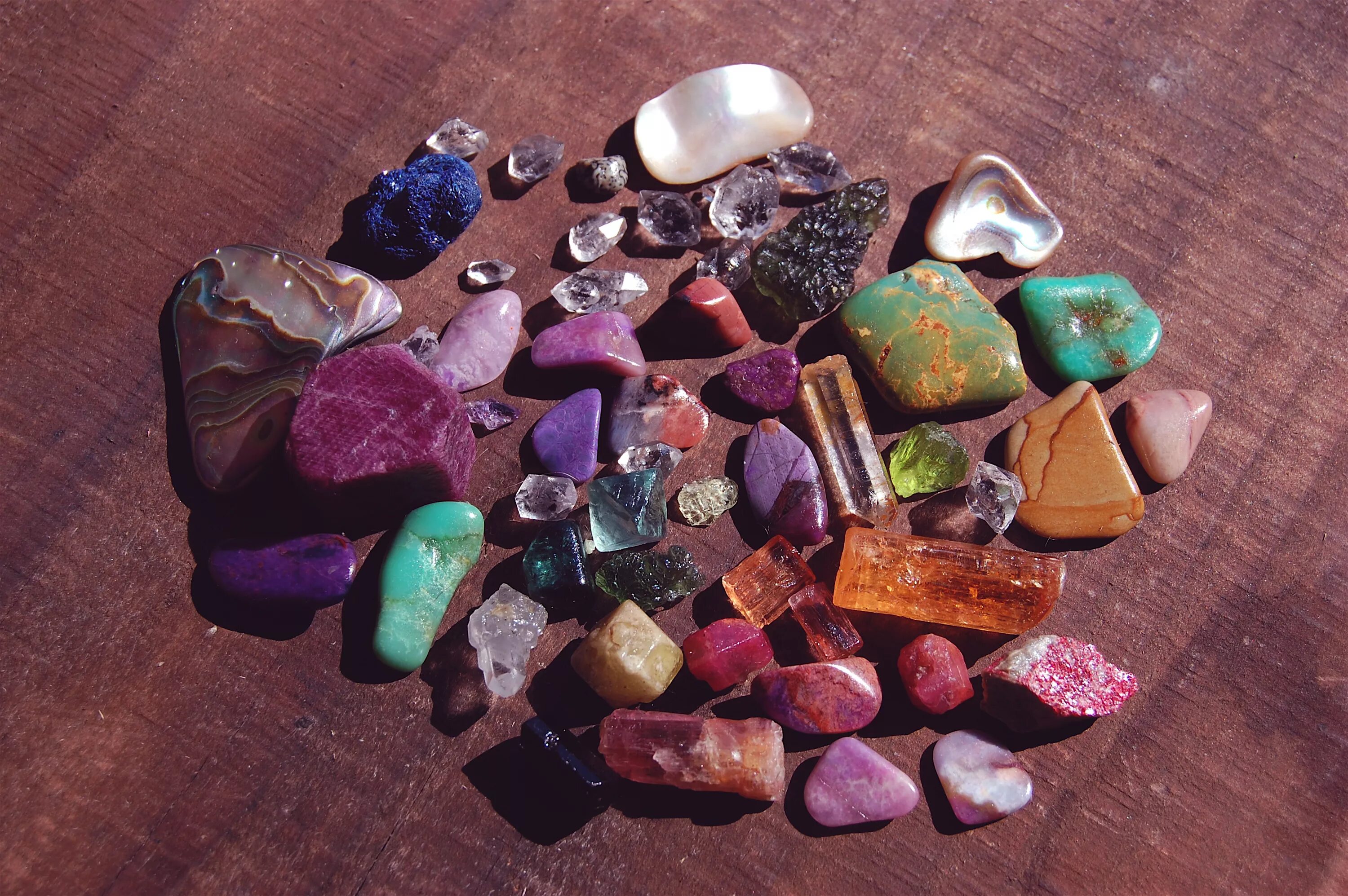 Природный камень. Красивые камни. Красивые природные камни. Цветной природный камень.