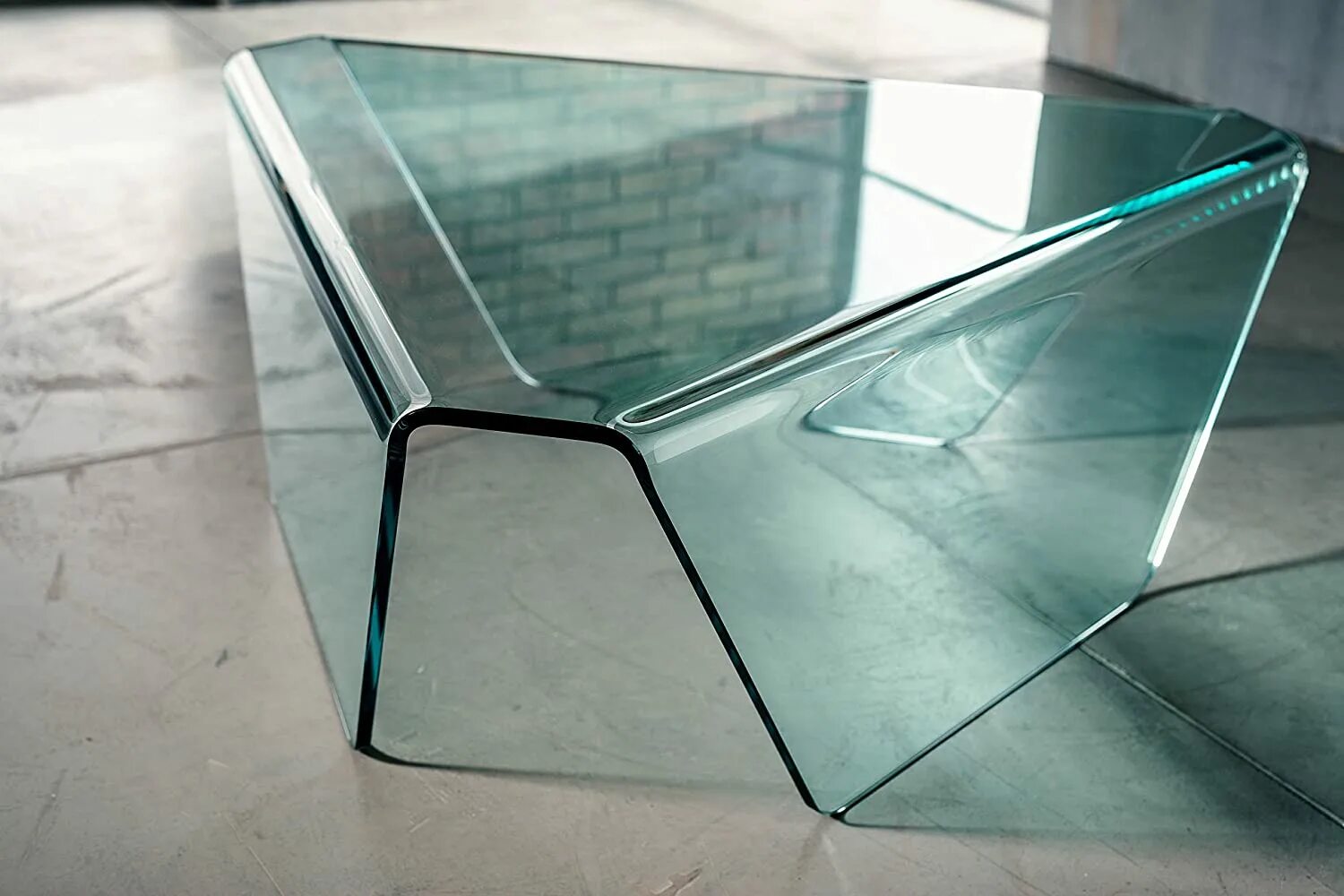 Моллированное (гнутое) стекло. Стекло гнутое эко 1,5 (626*1400) t=5мм. Изделия из гнутого оргстекла. Стол из стекла. Новый образец стекла
