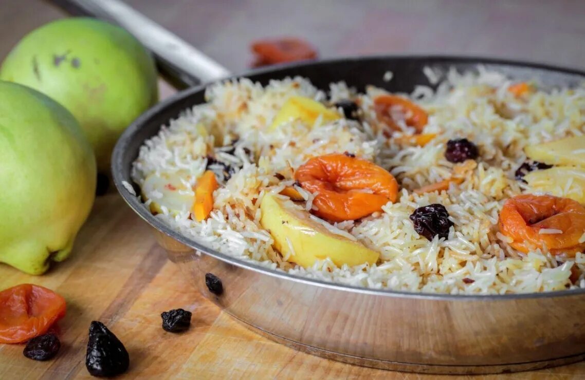 Плов из сухофруктов с рисом. Армянский плов с курагой и изюмом. армянский фруктовый плов. дагестанский плов с сухофруктами. сладкий рис с сухофруктами.