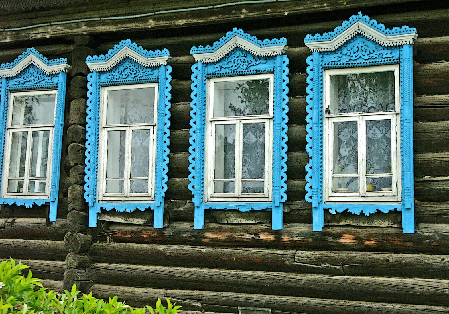 Окна старинный дом. Наличники на окна. Красивые наличники. Оконные наличники. Окна старых деревянных домов.