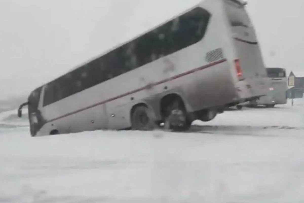 Автобус гололед. Новосибирск автобус авария. дтп автобус новосибирск чистоозерное. оренбурге перевернулся автобус.
